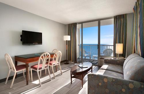 Hotel Crown Reef Beach Resort And Waterpark