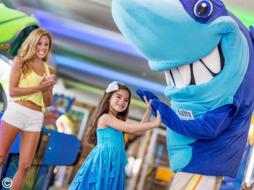 Hotel Crown Reef Beach Resort And Waterpark
