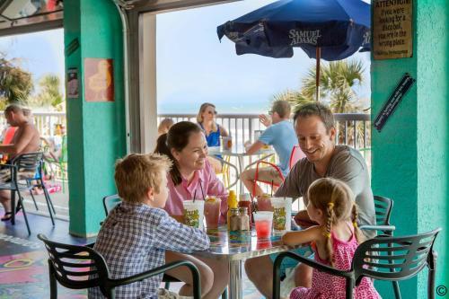 Hotel Crown Reef Beach Resort And Waterpark