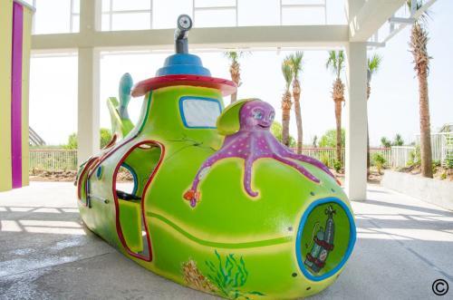 Hotel Crown Reef Beach Resort And Waterpark
