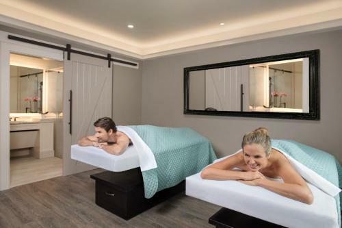 Hotel Royale Palms By Hilton