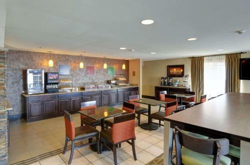 Hotel Comfort Inn And Suites Medical West