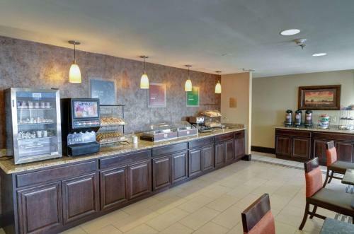Hotel Comfort Inn And Suites Medical West