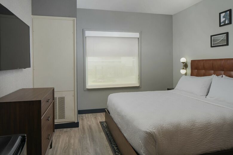 Holiday Inn Express Hotel & Suites Arlington/six Flags Area