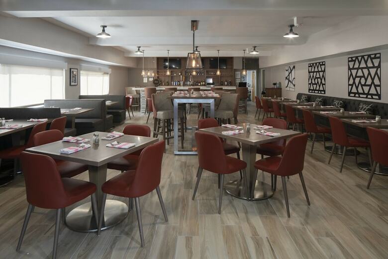 Holiday Inn Express Hotel & Suites Arlington/six Flags Area