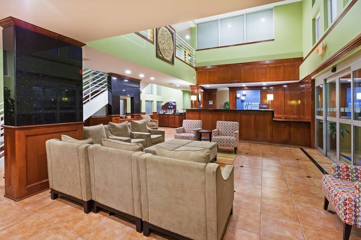 Holiday Inn Express Hotel & Suites Arlington/six Flags Area