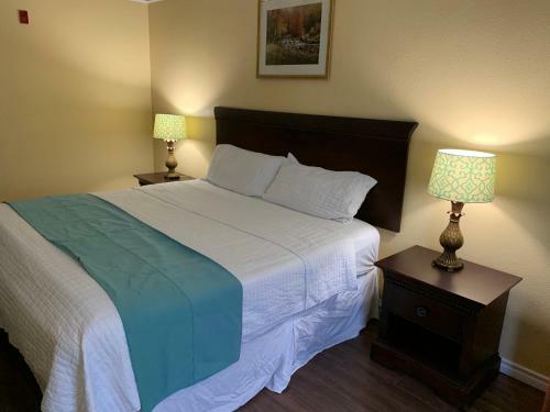 Hotel Deluxe 6 Inn & Suites