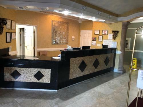 Hotel Deluxe 6 Inn & Suites