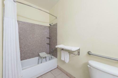 Hotel Days Inn & Suites By Wyndham Cleburne Tx