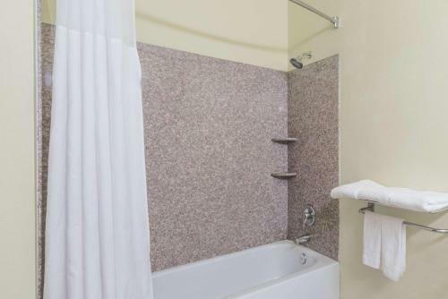 Hotel Days Inn & Suites By Wyndham Cleburne Tx