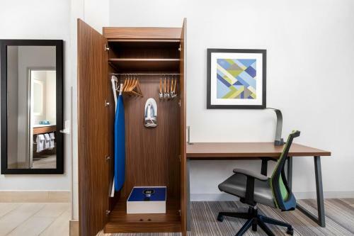 Holiday Inn Express Hotel And Suites Conroe