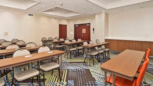 Holiday Inn Express Hotel And Suites Conroe