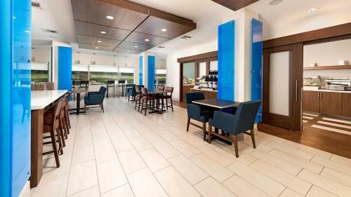 Holiday Inn Express Hotel And Suites Conroe