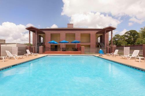 Motel Executive Inn And Suites College Station