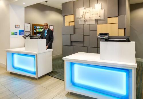 Holiday Inn Express Hotel & Suites Denton