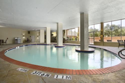 Hotel Embassy Suites Dallas - Market Center