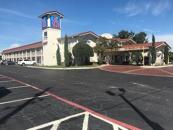 Motel 6 Dallas Market Center