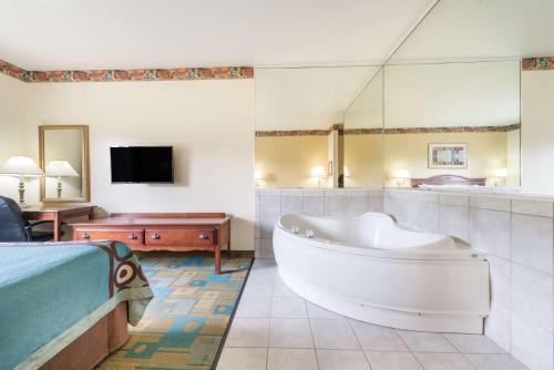 Hotel Super 8 Motel - Fort Worth