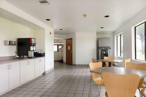 Hotel Motel 6 Dallas Northeast