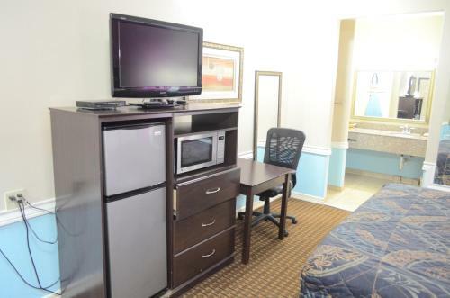 Motel Budget Host Inn & Suites