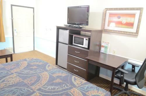 Motel Budget Host Inn & Suites
