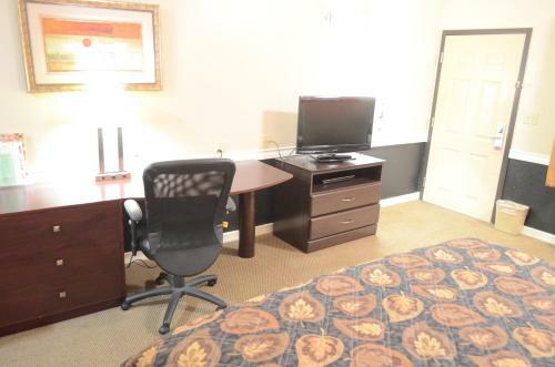 Motel Budget Host Inn & Suites