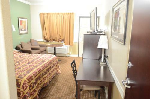 Motel Budget Host Inn & Suites