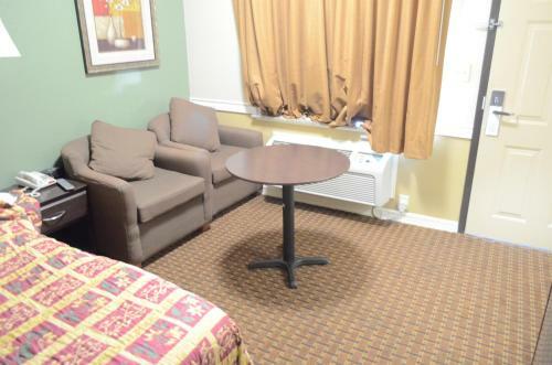 Motel Budget Host Inn & Suites