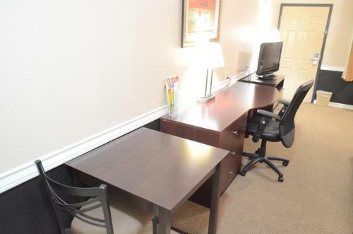 Motel Budget Host Inn & Suites