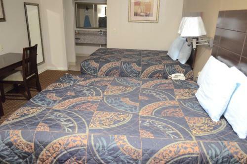 Motel Budget Host Inn & Suites