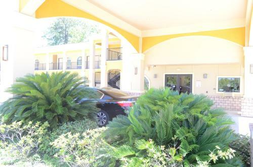 Motel Budget Host Inn & Suites