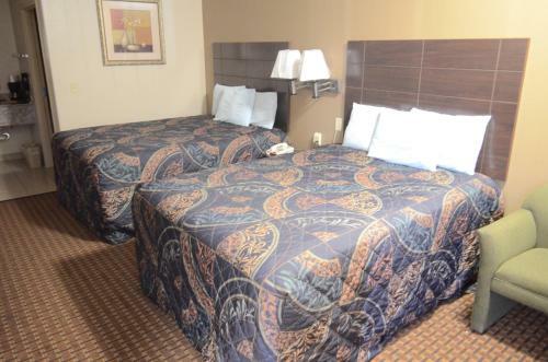 Motel Budget Host Inn & Suites