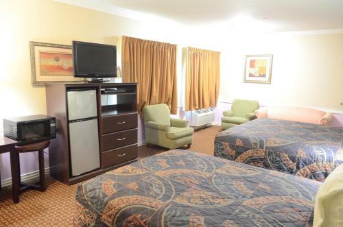 Motel Budget Host Inn & Suites
