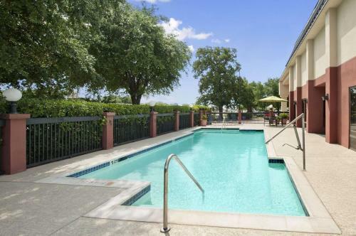 Hotel Baymont By Wyndham Lewisville