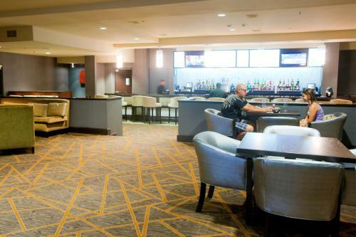 Hotel Doubletree By Hilton Midland Plaza