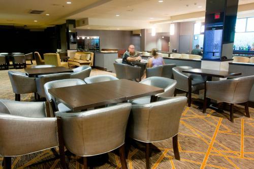 Hotel Doubletree By Hilton Midland Plaza