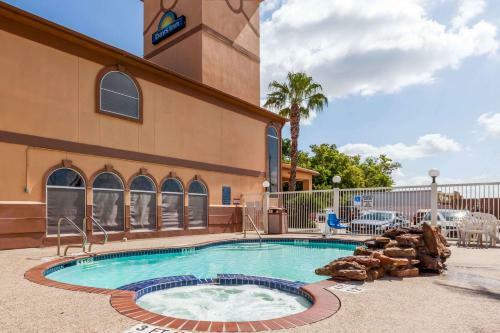 Hotel Days Inn And Suites