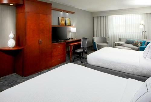 Hotel Courtyard By Marriott San Antonio Six Flags At The Rim