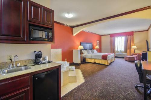 Holiday Inn Express Hotel & Suites Terrell