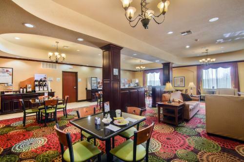 Holiday Inn Express Hotel & Suites Terrell