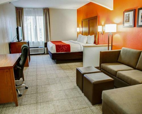 Hotel Comfort Suites Near South Broadway Mall