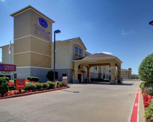 Hotel Comfort Suites Near South Broadway Mall