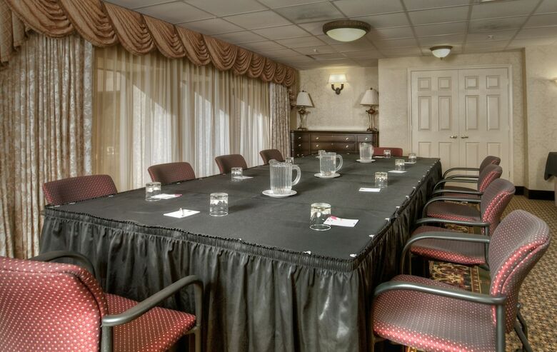 Arlington Court Suites Hotel