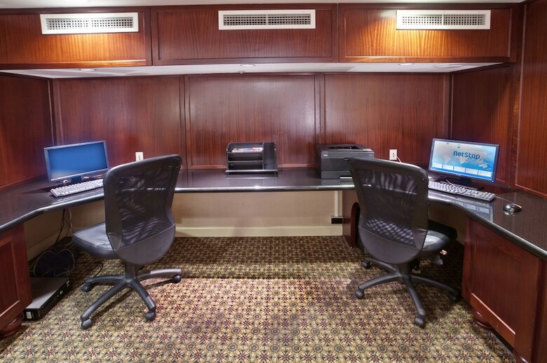 Arlington Court Suites Hotel