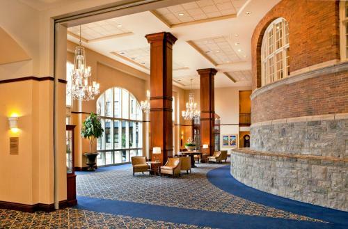 Hotel Roanoke & Conference Center, Curio Collection By Hilton