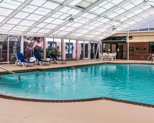 Hotel Quality Suites Lake Wright Norfolk Airport