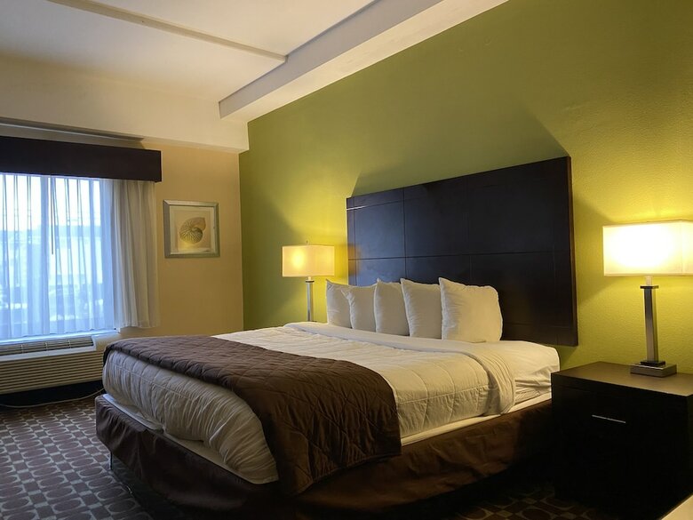 Hotel Clarion Inn & Suites Virginia Beach