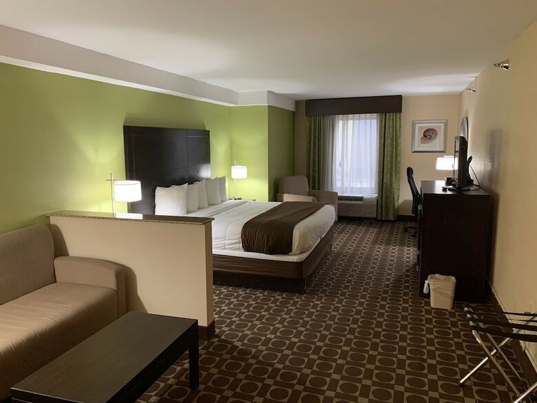 Hotel Clarion Inn & Suites Virginia Beach