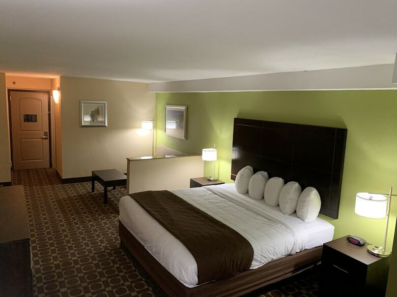 Hotel Clarion Inn & Suites Virginia Beach