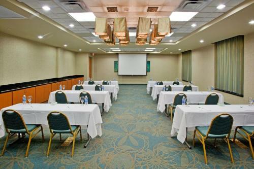 Holiday Inn Hotel & Suites Gateway